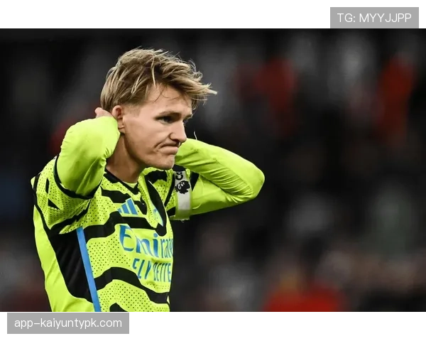 厄德高与克罗斯的组织核心差异：传控风格、推进机制与中场角色对比