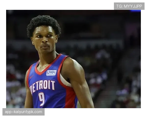 乔丹·汤普森训练完直接啃生鸡胸肉，这自律程度我连看都不敢看