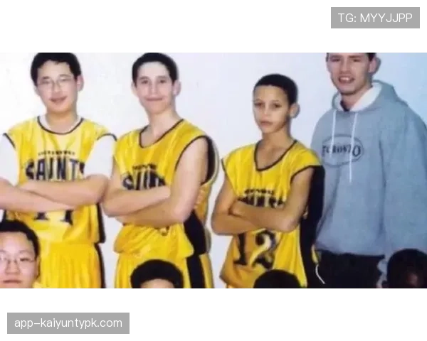 库里真是带孩子打篮球？场上冠军，家里秒变小奶爸模式！